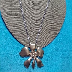 Goldtone large flower on silvertone chain necklace